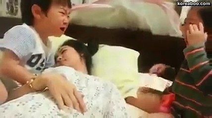 Korean Dad pulls prank on his children... Poor Mum