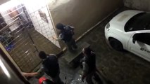 Após boato de traição, vídeo flagra ação de policiais em casa de suposto amante