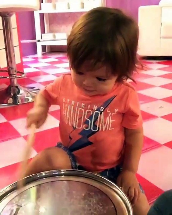 Senangnya El Barack Alexander Maen Drum Sambil di Videoin Mama Jessica Iskandar