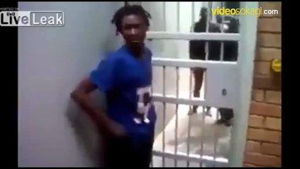 Bu adam kafasını soktuğu her delikten geçebiliyor. Sansar gibi!