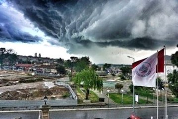 Edirne'nin Üzerinde Korkutan Kara Bulutlar Dolaştı