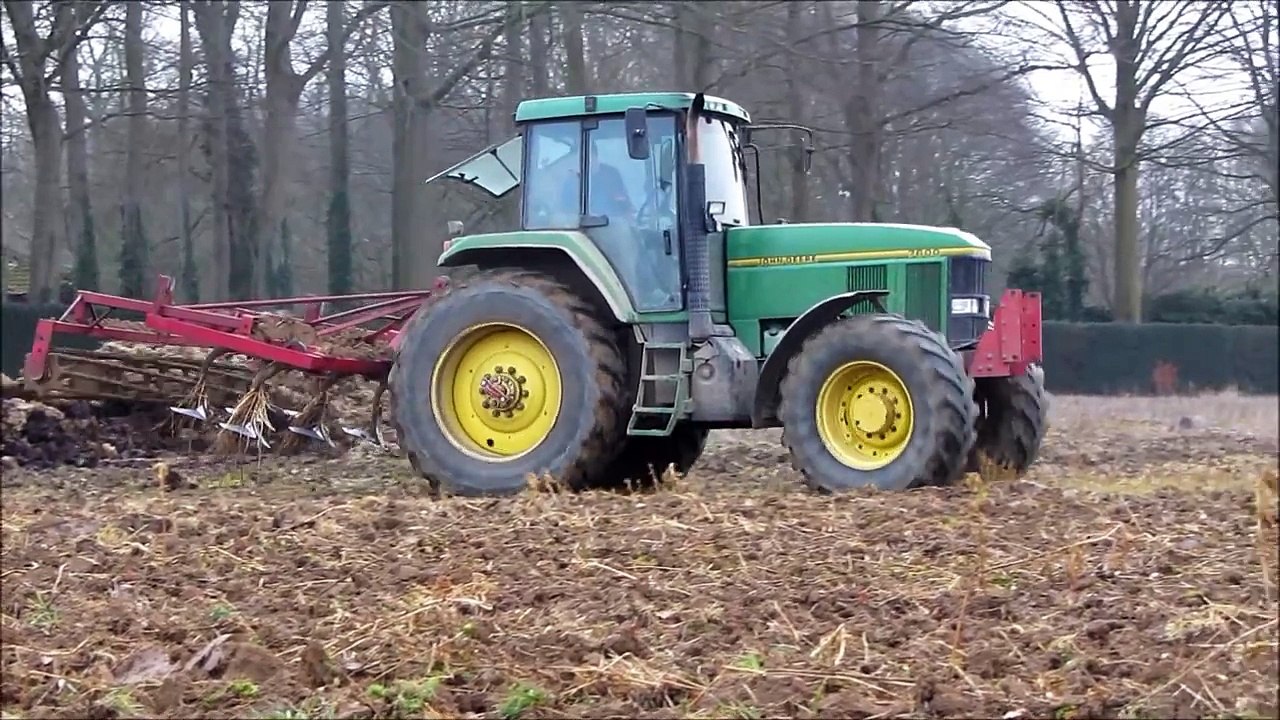 John Deere 7600 cultivating