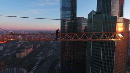Deux jeunes se suspendent à une grue, à 300 mètres de haut
