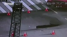 Un policier Chinois intervient juste à temps lorsqu'un trou s'ouvre sur le sol