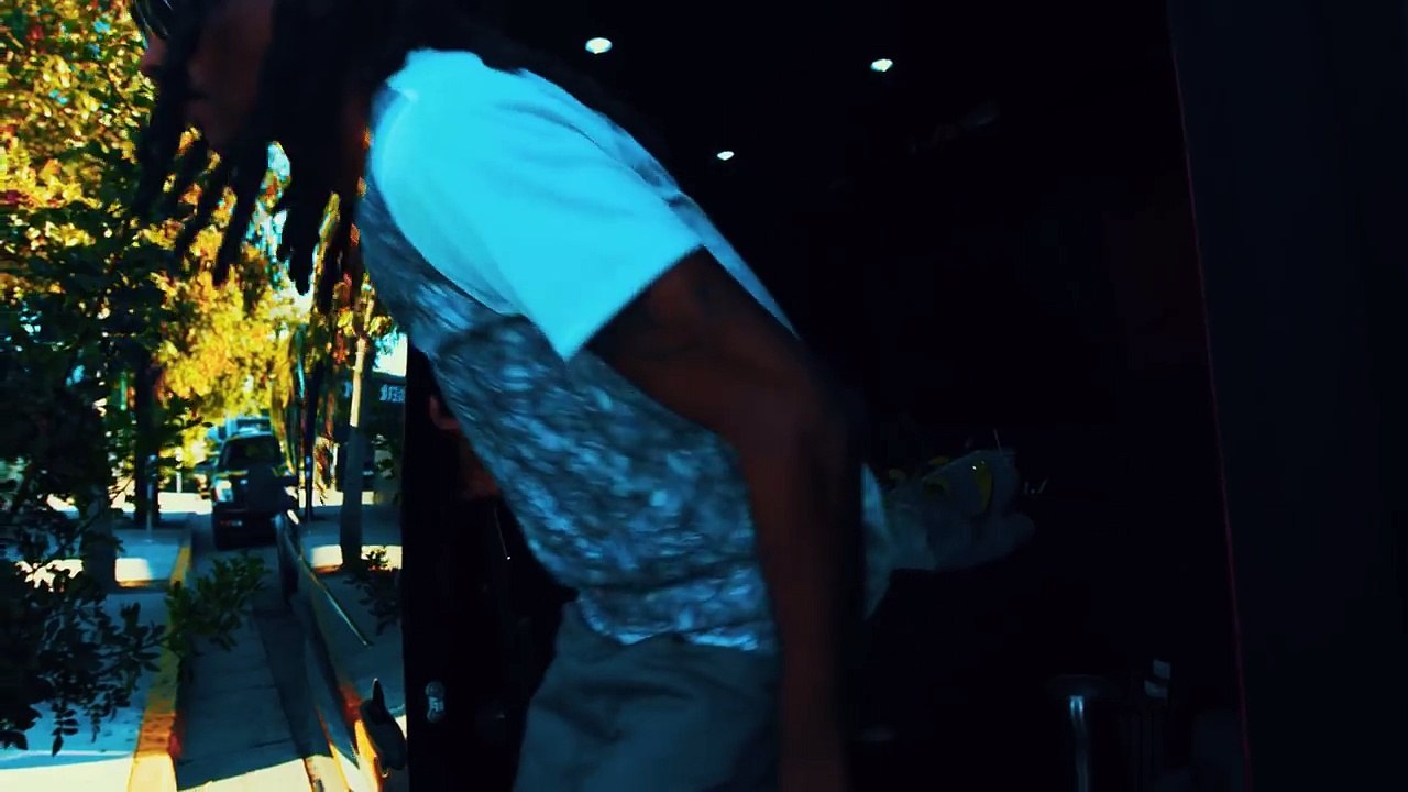 Wiz Khalifa - No Social Media ft. Snoop Dogg (Official Video)