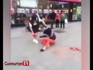 Eski kız arkadaşa herkesin gözü önünde çirkin hareket