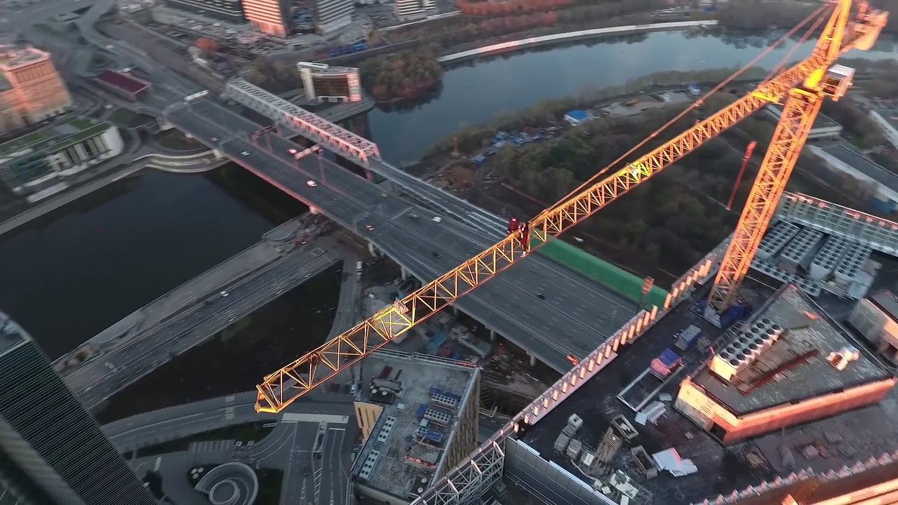 Deux Russes se suspendent du haut d'une grue de 300 mètres de hauteur !