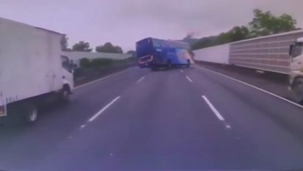 Il perd le contrôle de son bus après avoir doublé un camion !