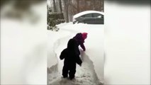 Ce gamin va découvrir la neige... En pleine face
