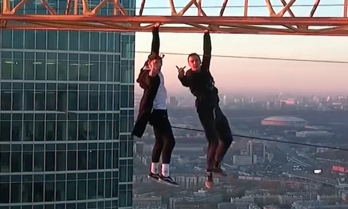 Deux tarés russes se suspendent à une grue à 373m du sol sans sécurité