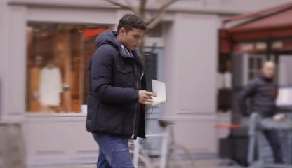Quand Thiago Silva demande des autographes dans la rue...