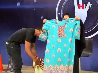 Waqar Zaka Nay Maa K Samnay Beti Ko Nachwaa Diya