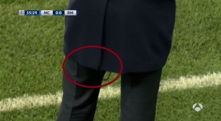 Zidane craque (encore) son pantalon  Zidane rip his pants again