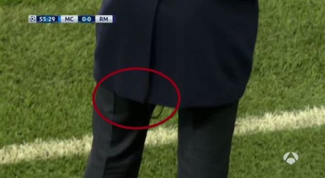 Zidane craque (encore) son pantalon _ Zidane rip his pants again