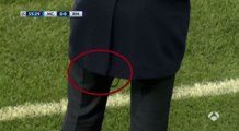 Zidane craque (encore) son pantalon   Zidane rip his pants again