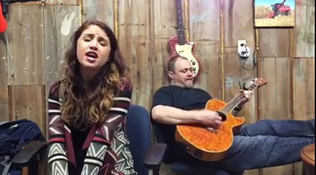 Il joue une chanson de 1973 à la guitare, mais quand sa fille commence à chanter? Incroyable!