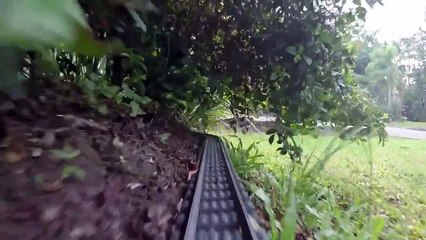 Un longue piste en LEGO pour un train miniature