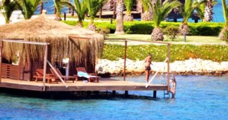 Fenerbahçeli Bruno Alves, Bodrum'da Eşini Öpücüklere Boğdu