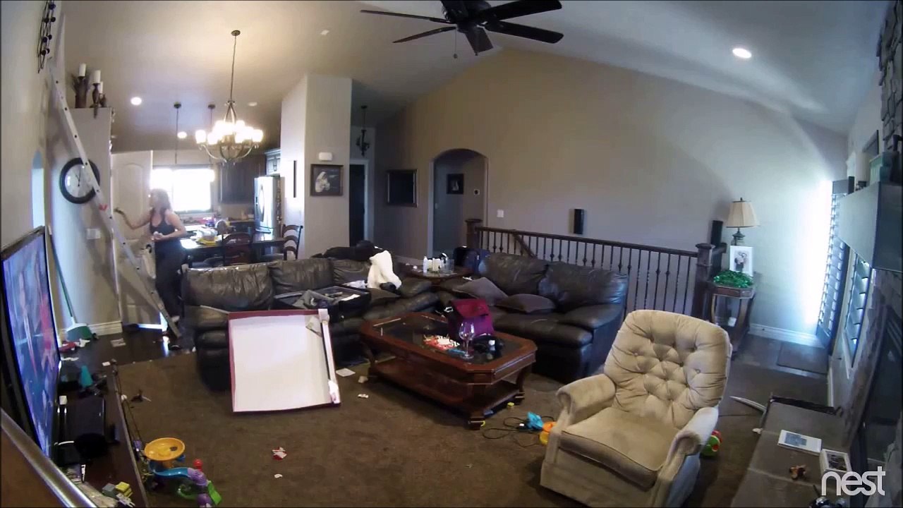 Une femme qui bricole ça donne ça : enorme chute d'une echelle