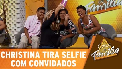 Christina Rocha tira selfie com convidados