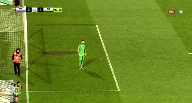 Trabzonspor Fan Invades The Pitch vs Fenerbahçe 24-04-2016