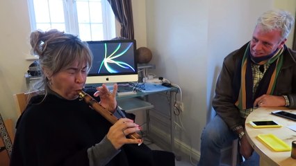 Il apprend à jouer d'un instrument en 8h seulement ! Flûte en Bambou