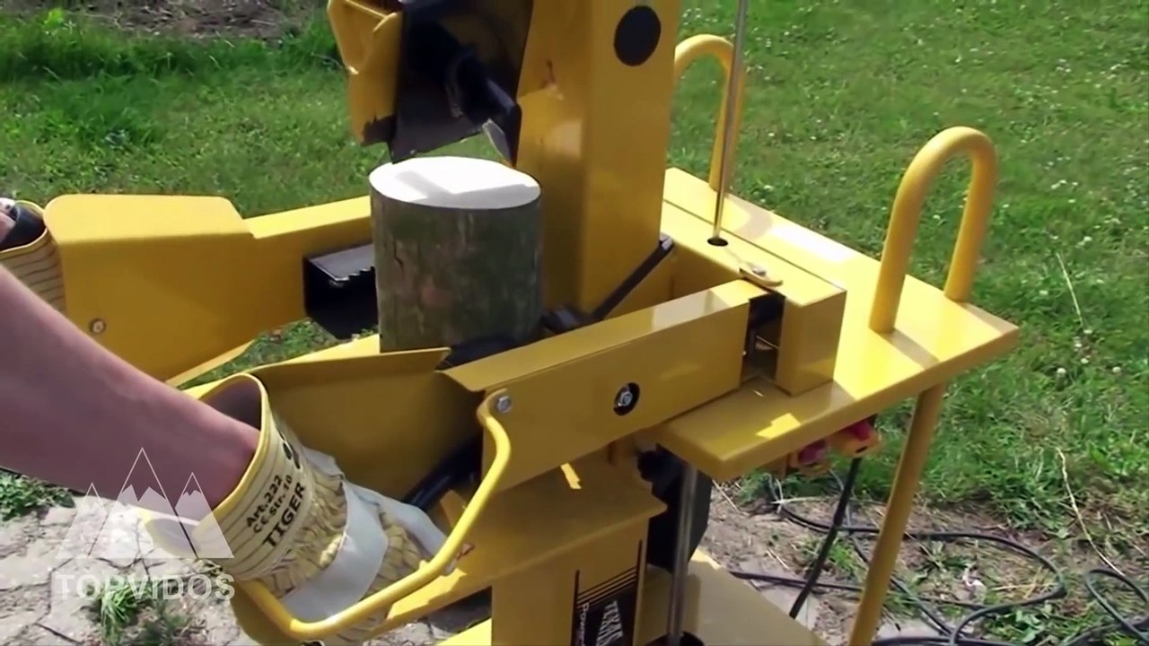 Toutes les machines pour faire des buches de bois... Hypnotisant !