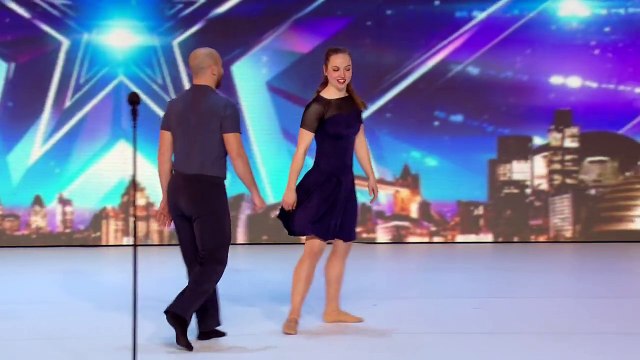 Quand ce couple s’allonge en plein milieu d’une audition, les juges restent bouche bée !