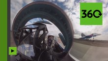Vue à 360 degrés du cockpit d’un Su-27 russe qui prépare ses figures pour le défilé de la Victoire