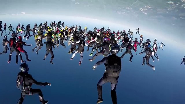 Прыжок 164 человек, вниз головой, с парашютом (Мировой рекорд)