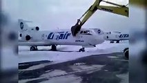 شاهد: موظف بمطار في روسيا يحطم طائرة بعد طرده من العمل