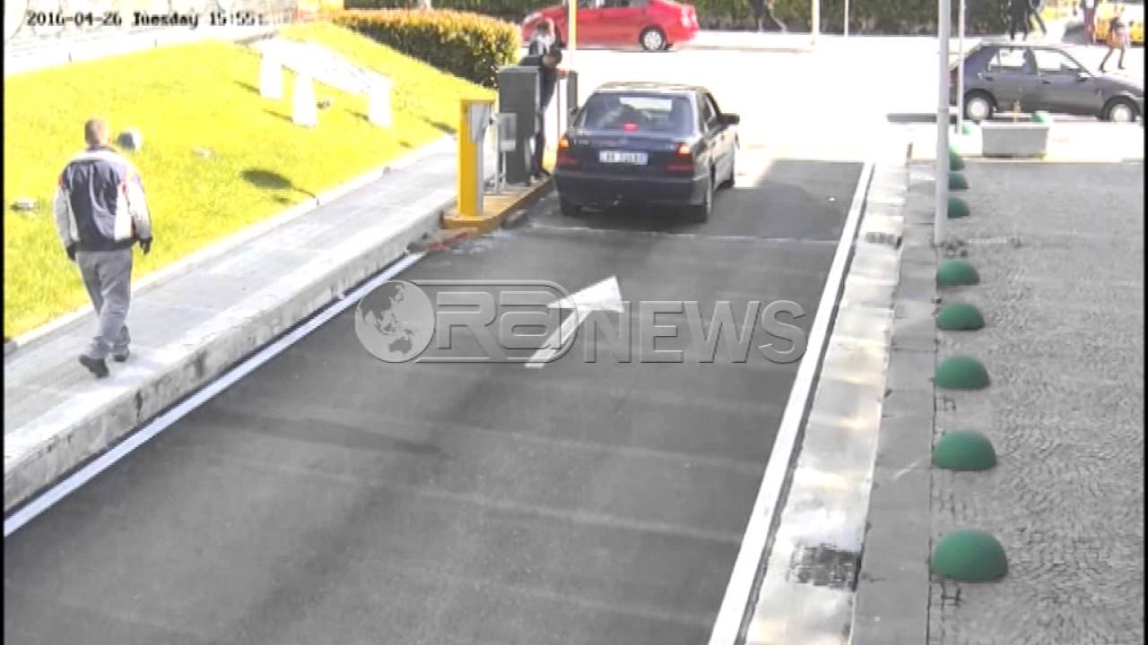 Kamerat e sigurisë: Momenti kur grabitësit largohen me çantën me para- Ora News