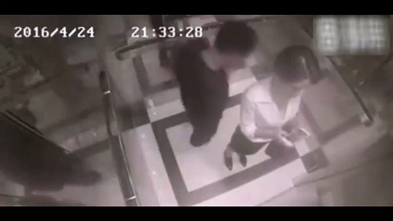 Китайская женщина быстро разобралась с мужчиной в лифте,который решил к ней прикоснуться