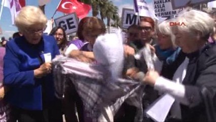 İzmir Kadınlar Kahraman'ın Maskotunu Parçaladı