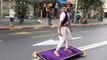 Quand Aladin surfe sur son tapis volant en pleine rue...