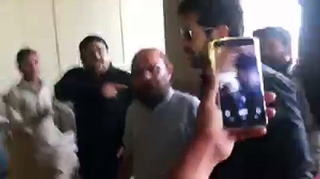 Bollywood Director Kabir Khan surrounded by Karachi citizens at karachi airport