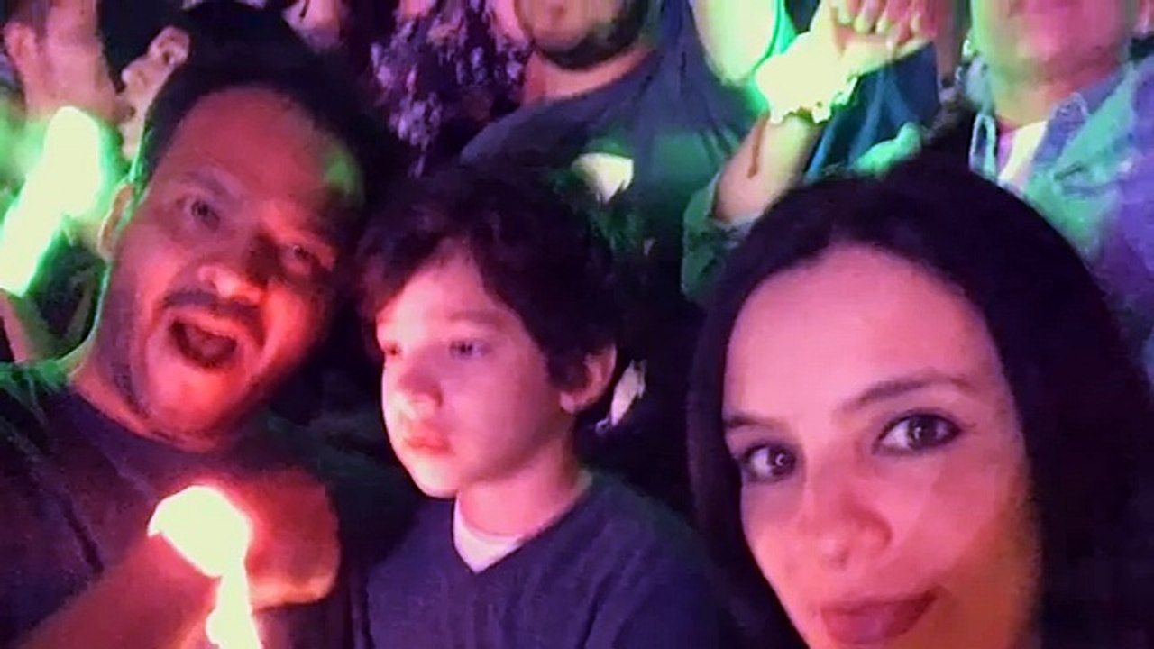 Emouvant : un enfant autiste et son père en larmes au concert de Coldplay