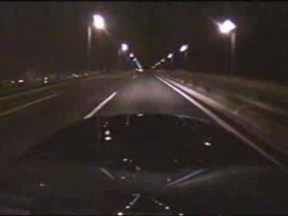 (Nissan Skyline) Streetrace R33 doing 300+ kmh over Tokyo Ba