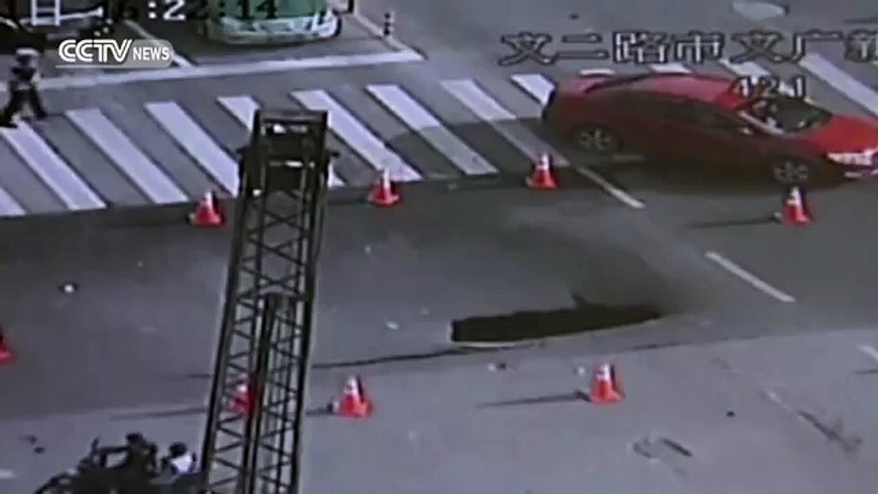 Prompt action from police help drivers escape road collapse