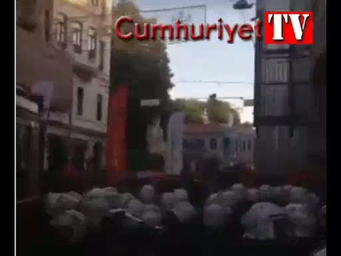 İstiklal'de ‘laiklik’ eylemine polis müdahalesi