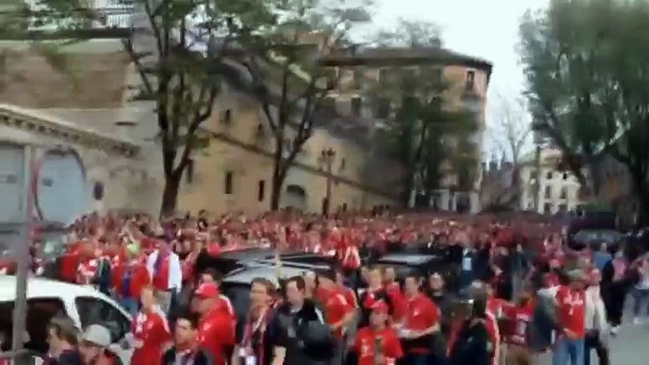 Fans zum Estadio Vicente Calderón - Atlético Madrid v FC Bayern München 27.04.2016