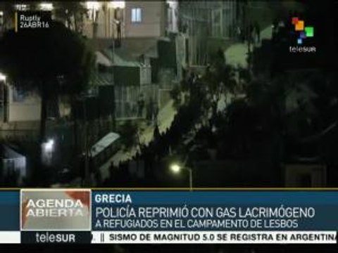 Policías griegos reprimen a refugiados en Lesbos