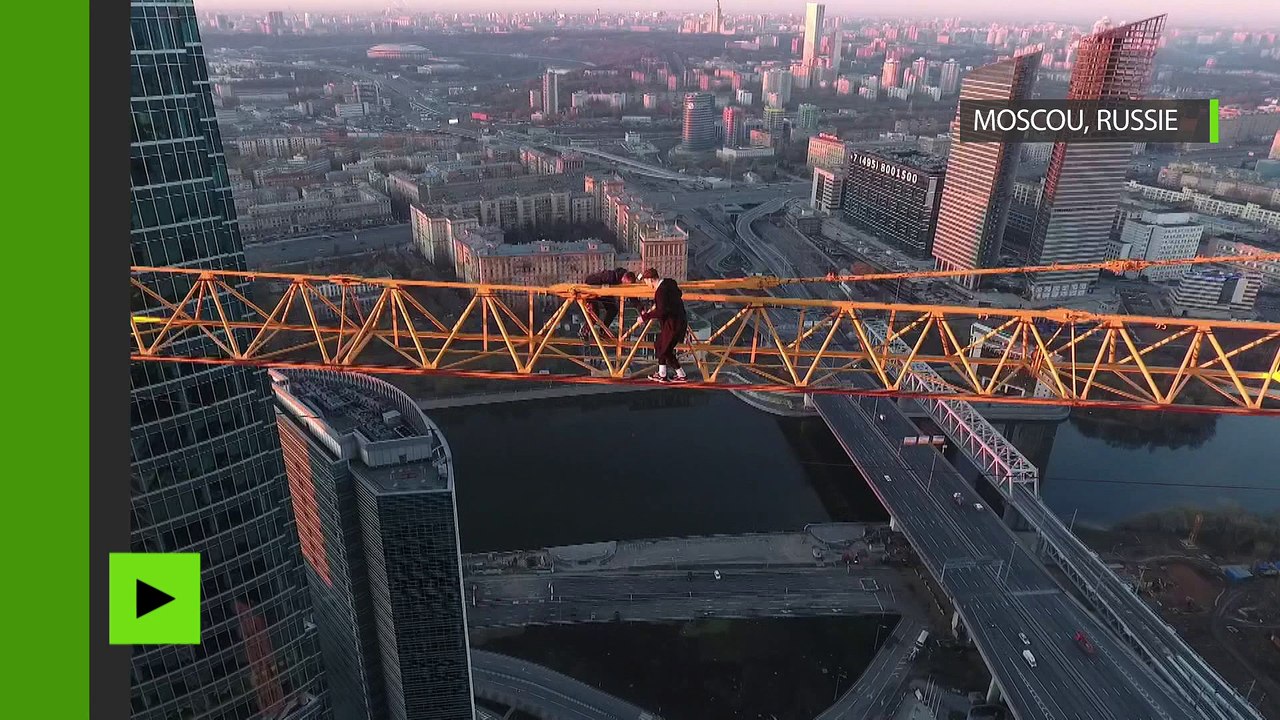 De jeunes Russes amateurs de sensations fortes grimpent à main libre sur la grue d’un gratte-ciel