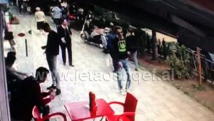 Po fliste në celular, por hajduti ia merr nga dora dhe ikën me vrap