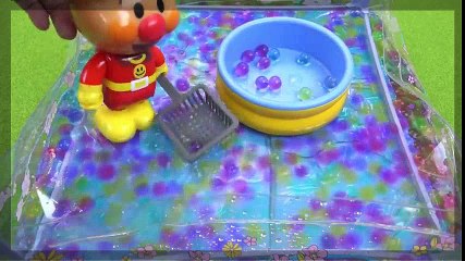 Anpanman de Baño de hombre de colores de la pelota. Anpanman VS Baikinman : Pala de colores golpe de las bolas! | HD