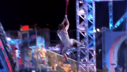 Crazy n@ked guy straks American Ninja Warrior Course