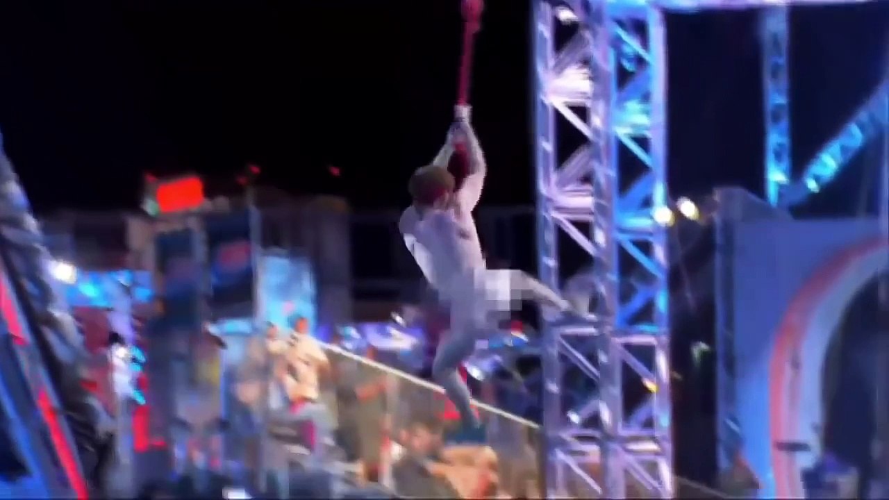 Crazy n@ked guy straks American Ninja Warrior Course