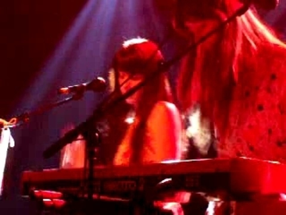 Au Revoir Simone @ Paris (Trabendo) A Violent Yet... 2/2