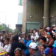 En Valencia también hicieron largas colas para firmar a favor del Revocatorio