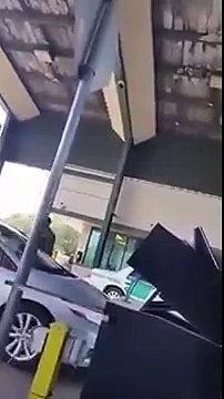 Mexican man mocks an immigration agent of the United States. (English Subs)